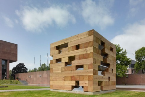 Im Park der Kunsthalle wurde eine Kopie von Fujimotos „Final Wooden House“ (Bauwelt 39-40.2009) errichtet. Das Original wird im japanischen Kumamoto als Ferienhaus genutzt.<br />