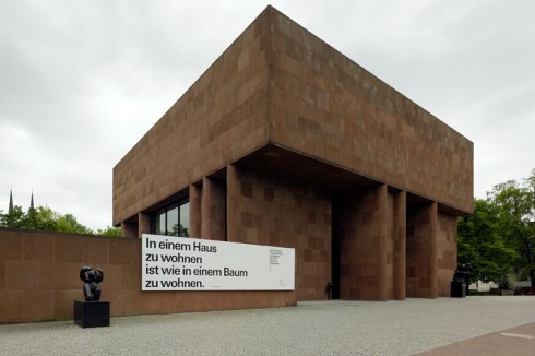 "In einem Haus zu wohnen ist wie in einem Baum zu Wohnen" - das Zitat Fujimotos an der Kunsthalle von Philip Johnson verweist auf den starken Naturbezug vieler seiner Entwürfe.<br />