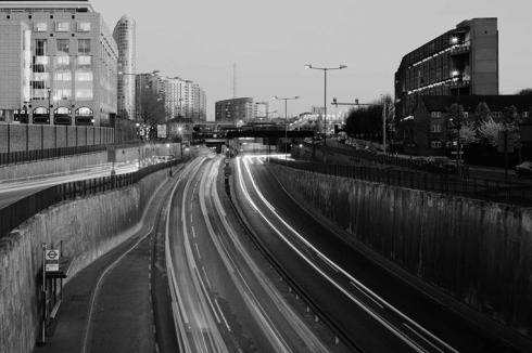 Beide Riegelbauten werden jeweils von einer Schnellstraße flankiert.<br />