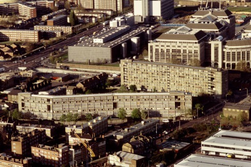 ... die beiden Wohnscheiben "Robin Hood Gardens".<br />