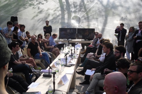 Die Abschlussveranstaltung des Festivals bildete ein Diskussionsforum im mobilen Raumlabor-Space-Buster, ...<br />