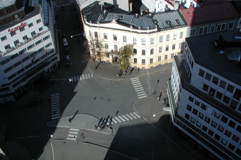 ACK Architekten aus Norwegen wandelten 2009 den von einer Verkehrsinseln fragmentierten St. Olavs Plass in Oslo ...<br />