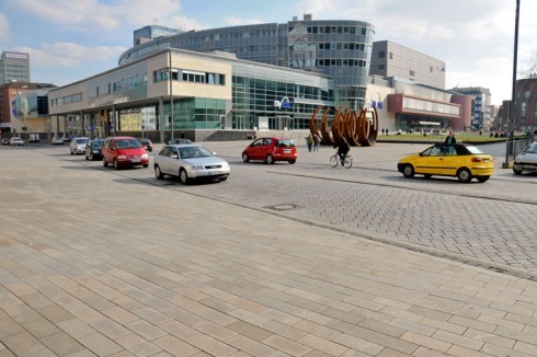 ... und baute das Opernplatz-Areal zu einem Shared Space mit einer neuen Multifunktionshalle und einer Shopping Mal um.<br />