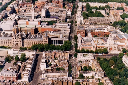 Seit Mitte des 19. Jahrhunderts bildet die Exhibition Road eine zentrale Achse im Londoner Stadteil South Kensington.<br />