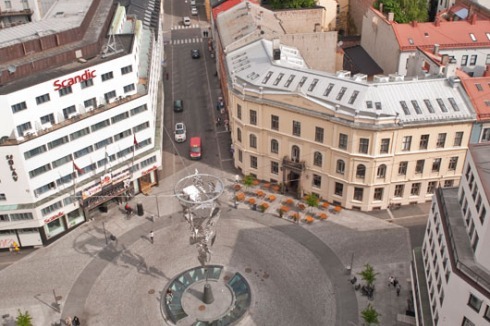 ... zu einem fußgängerfreundlichen Platz mit Brunnen und Skulptur.<br />