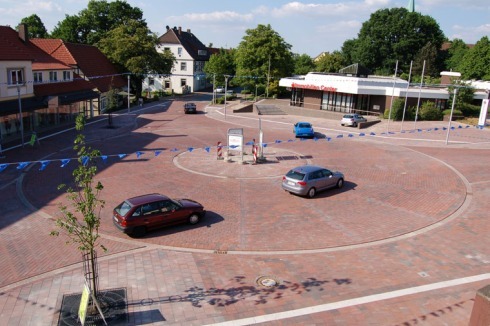 2003 belegten Astoc einen 350 Meter langen Abschnitt der Bremer Straße mit einem einheitlichem Betonpflaster.<br />