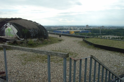 2012: Blick auf die Stadt Laatzen im Südwesten, wo sich inzwischen auf einem ehemaligen EXPO-Parkplatz ein Möbelmarkt angesiedelt hat.<br />