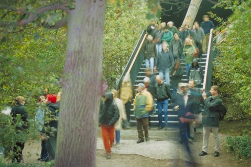 Besucher der EXPO 2000 betreten die Waldebene im Niederländischen Pavillon.<br />