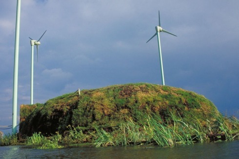2000: Der Rundgang begann auf dem Dach, wo eine Wasserfläche eine künstliche Insel umspielte. Die Windräder wurden später wieder abmontiert.<br />