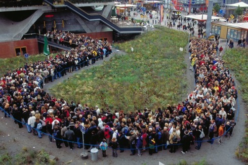 2000: Rund 2,8 Millionen Menschen besuchten das Gebäude. Das Motto lautete: „Holland schafft Raum“.<br />