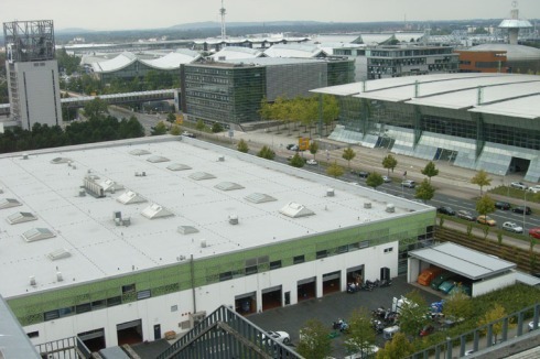 Nebenan steht der ehemalige Französische Pavillon, der heute als BMW-Repräsentanz dient.<br />