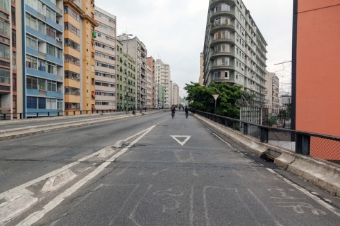 Die Bezeichnung Minhocào (Regenwurm) erhielt die Hochstrasse, da sie sich wurmartig zwischen den Häusern hindurchschlängelt.<br />