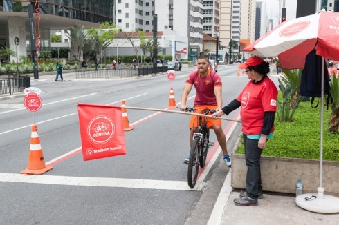 Für viele Paulista ist das Fahrrad als städtisches Fortbewegungsmittel noch ungewohnt. An jeder Kreuzung unterstützen Lotsen mit Fahne die Interaktion zwischen den Verkehrsteilnehmern.<br />