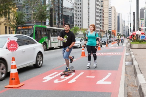 ... und Longboarder den aufwendig abgesperrten autofreien Streifen.<br />