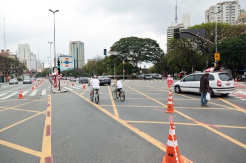 Die Avenida Paulista mündet in die<br /><a href="https://maps.google.de/maps?q=-23.576968,-46.640795&hl=de&ll=-23.576968,-46.640793&spn=0.008565,0.016512&sll=-23.570094,-46.645799&sspn=0.008565,0.016512&t=h&z=17" >Avenida Bernardino de Campos</a><br />