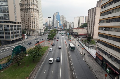 Blick von der Viaduto Santa Ifigênia hinunter zur<br /><a href="https://maps.google.de/maps?q=-23.542773,-46.634949&num=1&t=h&z=19" >Avenida Prestes Maia</a><br />
