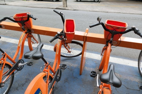 An vielen Stellen in der Stadt bietet eine brasilianische Bank orangefarbene Fahrräder zur Miete an.<br />