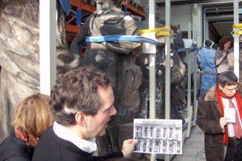 Bertold Just, der Leiter der „Schlossbauhütte“, zeigt, wo sich die Originalskulpturen einst befunden haben.<br />