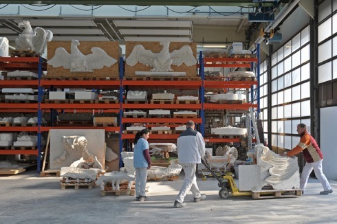 Etwa die Hälfte der 300 Gipsformen, aus denen irgendwann die 2000 Schmuckelemente entstehen sollen, liegt bereit. Wir danken dem Landesarchiv für die exklusive Bereitstellung der Bilder.<br />