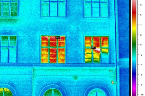Was ist denn da los? Das Ministerium für Verkehr, Bau und Stadtentwicklung zeigt zwei rote Fenster zur Invalidenstraße. Mitarbeiterversammlung? Sauna?<br />