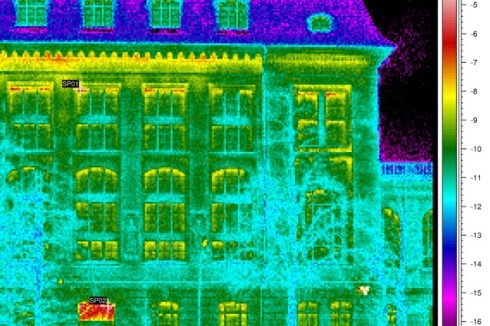 Ministerium für Wirtschaft und Technologie in der Invalidenstraße: Ein solide sanierter Altbau, nur die Verglasung über der Eingangstür ist mangelhaft isoliert.<br />