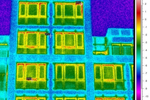 Wärmebrücken! Fensterrahmen aus Metall schwächen die ansonsten gute Energiebilanz des Gesundheitsministerium in der Friedrichstraße.<br />