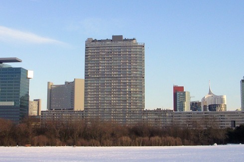 Unter der Regie des Generalentwicklers WED entstanden bis 2004 auf der Donauinsel u.a. Bauten von Hans Hollein (links mit Flugdach), Delugan Meissl (mitte) und Harry Seidler (rechts mit Spitze).<br />