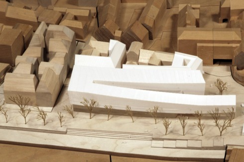 "Als bauliche Großform werden die Ausstellungsflächen in einem zum Fluss parallel gelagerten Baukörper organisiert."<br />