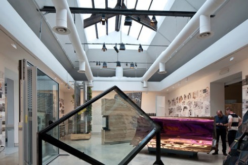 ... wie der rautenförmigen Vorhangfassade von Prada Aoyama in Tokyo (Cricursa + Permasteelisa + Herzog & de Meuron).<br />