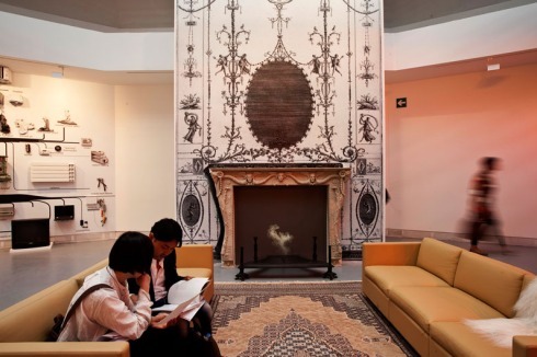 Zur Hochform läuft die Ausstellung auf, je mehr Geschichten erzählt werden: "Fireplace" wird dominiert von einem 3D-Print eines Kamins nach einem Stich von Piranesi (Fondazione Cini, Venedig).<br />