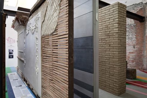 Wände werden munter zusammengewürfelt präsentiert: als architektonisches Erbe ohne individuellen Verfasser (die Backsteinwand), als Produkte von Herstellern (die transluzente Betonwand von Lucem) ...<br />