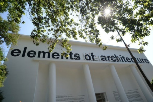 Überpinselt: Im zentralen Pavillon der Giardini geht es dieses Jahr nicht um Projekte und Bauten, sondern um das, woraus Architektur gemacht wird: Wände, Decken, Rampen - bis hin zum Klo.<br />