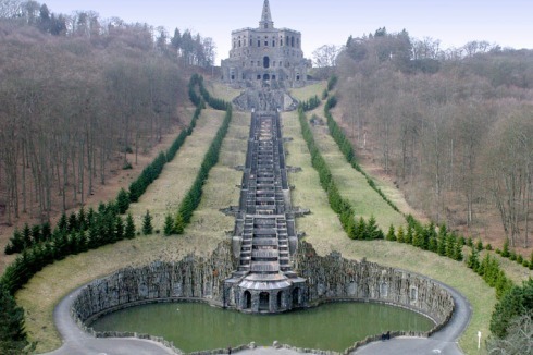 Wahrzeichen von Kassel- der Herkules. Blick vom Neptunbecken bis zum Oktogon im Jahr 2011.<br />