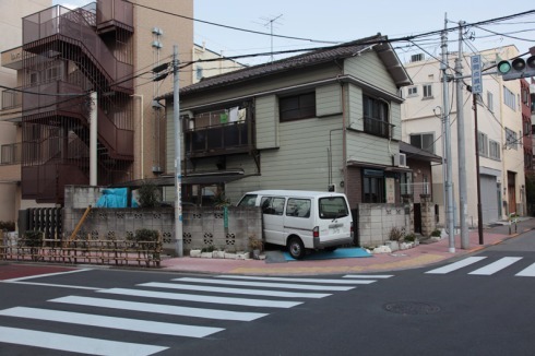Tokio: auf der Straße, parken verboten! Weitere Informationen zu dem Fotografen und Stadtforscher Jürgen Krusche unter<br /><a href="https://www.facebook.com/jurgen.krusche" >www.facebook.com/jurgen.krusche</a><br />