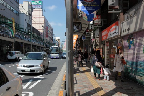 Tokio: die Straße den Autos, die Gehsteige den Fußgängern. Es gibt keine Parkplätze. Alles ist akkurat getrennt.<br />