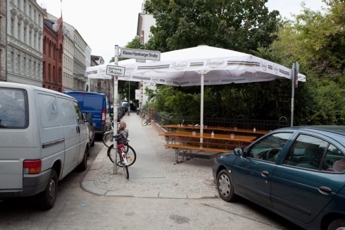 In Berlin sind die Gehsteige breit, aber den Autos entkommt man nicht.<br />
