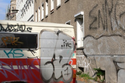 Berlin: das Auto als Barriere. Zu Fuß gehen nur bedingt möglich.<br />