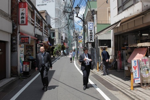 In Tokio gehören die Quartierstrassen den Fußgängern. Für Autofahrer ist es oft zu mühsam, sich im Schritttempo durchzukämpfen.<br />