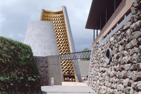 Der gebaute Vulkan - Europäisches Zentrum für Vulkanismus in St-Ours-les-Roches, Frankreich (1994 - 2002).<br />