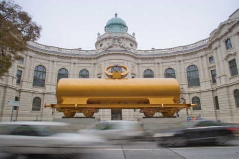 "Das Goldene Kalb" - Ein mit Hörnern versehener, vollständig gold lackierter Mineralölwagon (2004).<br />