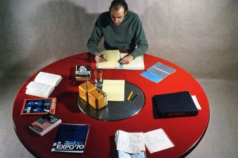 Hans Hollein am "Roto-Desk I", einem von ihm entwickelten Schreibtisch mit rotierender Platte (1966).<br />