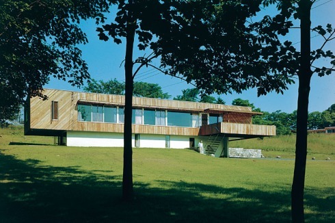 1937 emigriert Breuer aufgrund seiner jüdischen Herkunft in die USA und realisiert in New Canaan (Connecticut) „Haus Breuer II“ (1947-48).<br />