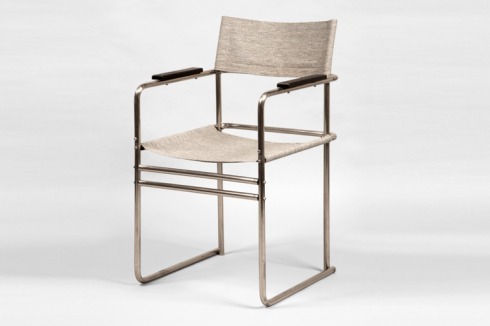 Nach einem langwierigen Gerichtsverfahren (1929-32) zwischen Thonet und Mart Stam wurde die „künstlerische Urheberschaft“ am Freischwinger dem Holländer zugeschrieben (Armlehnstuhl „B 11“, 1926/27).<br />