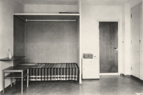 Karg aber funktional: Das Mobiliar (1929) der Studierendenateliers im „Prellerhaus“ des Bauhausgebäudes stammt ebenfalls von Marcel Breuer.<br />
