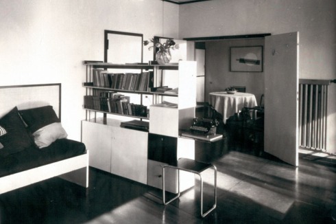 Für das Meisterhaus von László Moholy Nagy, Leiter der Metallwerkstatt am Bauhaus Dessau, entwarf Marcel Breuer (1927/28) das Wohnzimmermobiliar.<br />