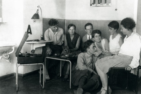 Studentenfeier in einem der Ateliers des Bauhauses Dessau (um 1928) mit Satztischen von Marcel Breuer<br />