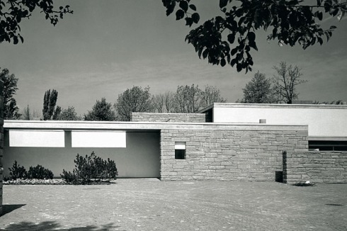 ... und lehrt als Professor an der „Graduated School of Design“ der Harvard University („Haus Staehelin“, Feldmeilen, Schweiz, 1957-58).<br />