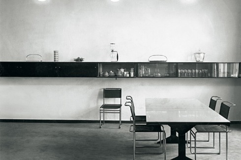 Noch bevor Breuer in Berlin ein Architekturbüro eröffnet (1929), gestaltet er im sachlich modernen Stil das Esszimmer (1927) in der Wohnung des Berliner Theaterregisseur Erwin Piscator.<br />