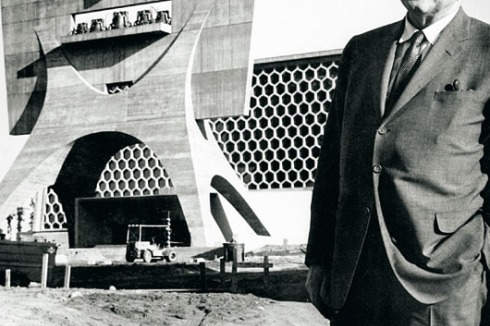 Breuer vor der Baustelle der „Saint John`s Abtei“ der Universität Collegeville in Minnesota (ca. 1961).<br />