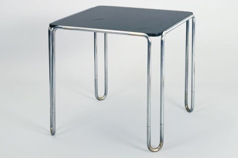 Der Schlaufentisch „B 10“ (1927) wurde ebenfalls von der Gebr. Thonet A.G. hergestellt.<br />